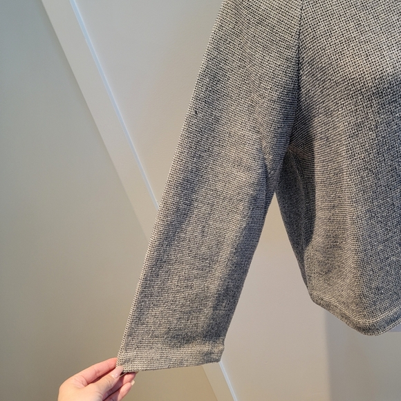 ❤️THEORY BLACK AND WHITE SWEATER - Picture 3 of 8